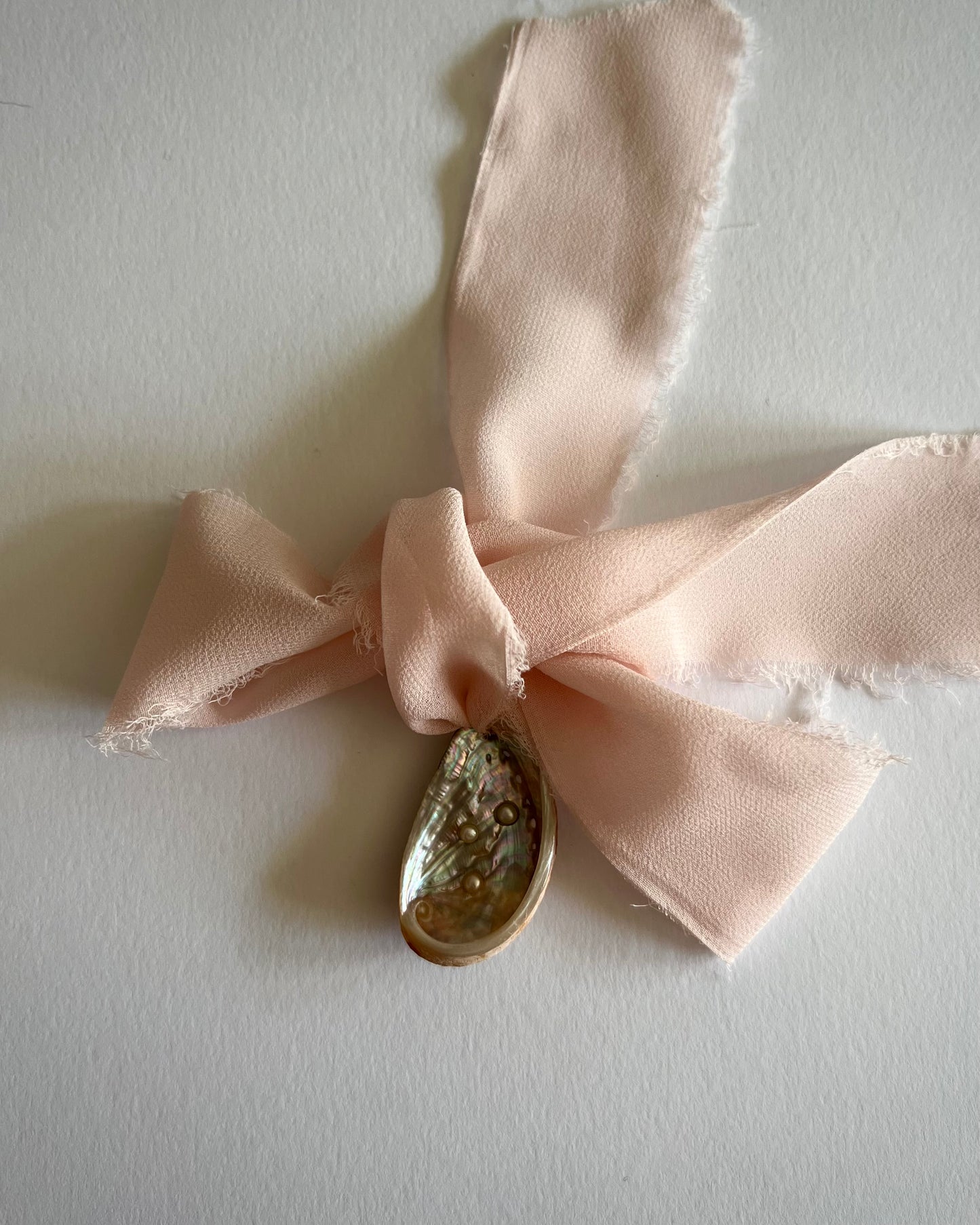 SHELL RIBBON PENDANT
