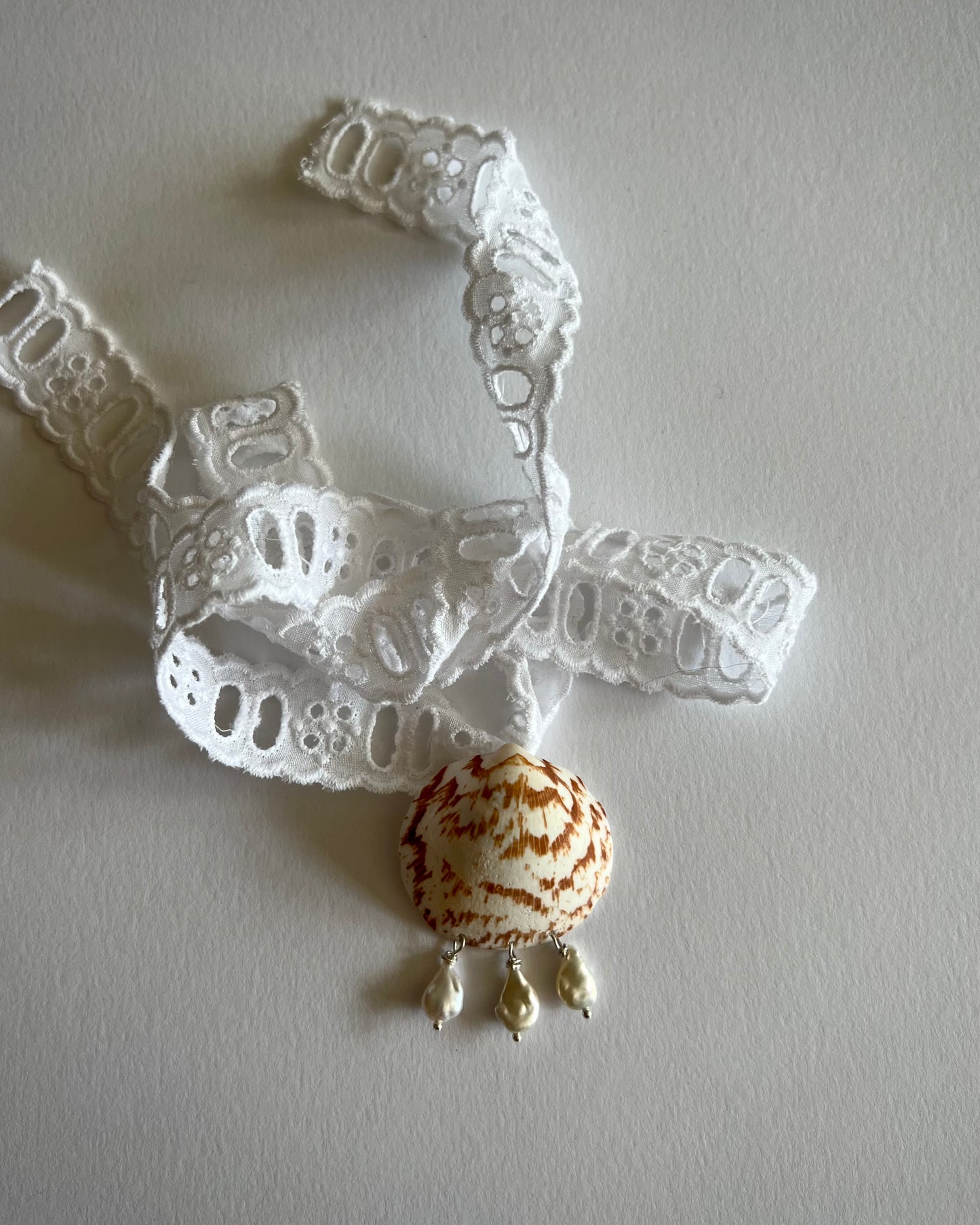 SHELL RIBBON PENDANT