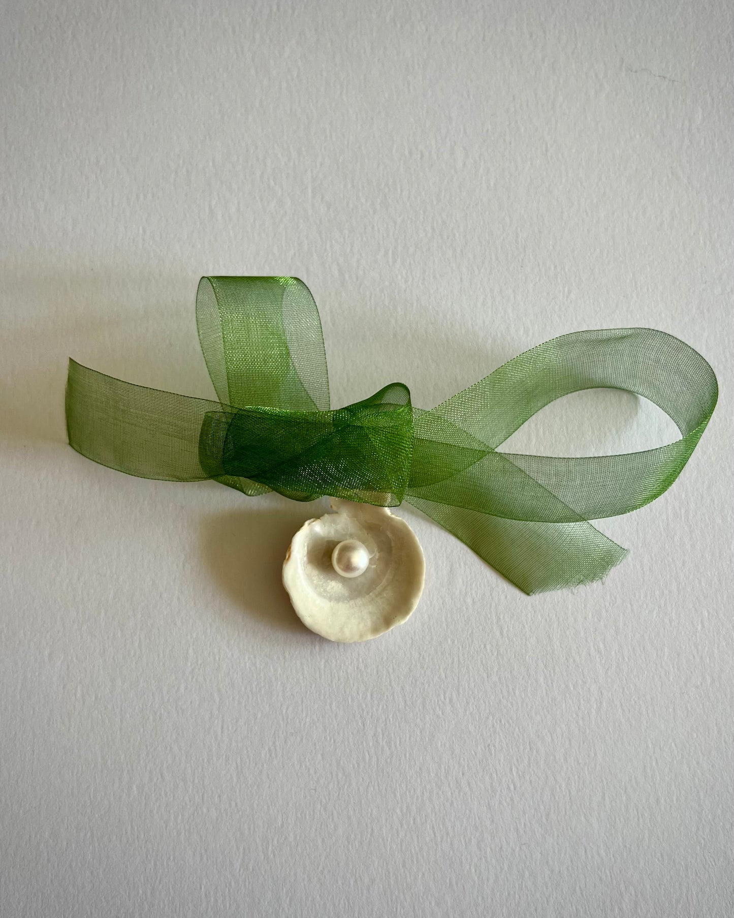 SHELL RIBBON PENDANT