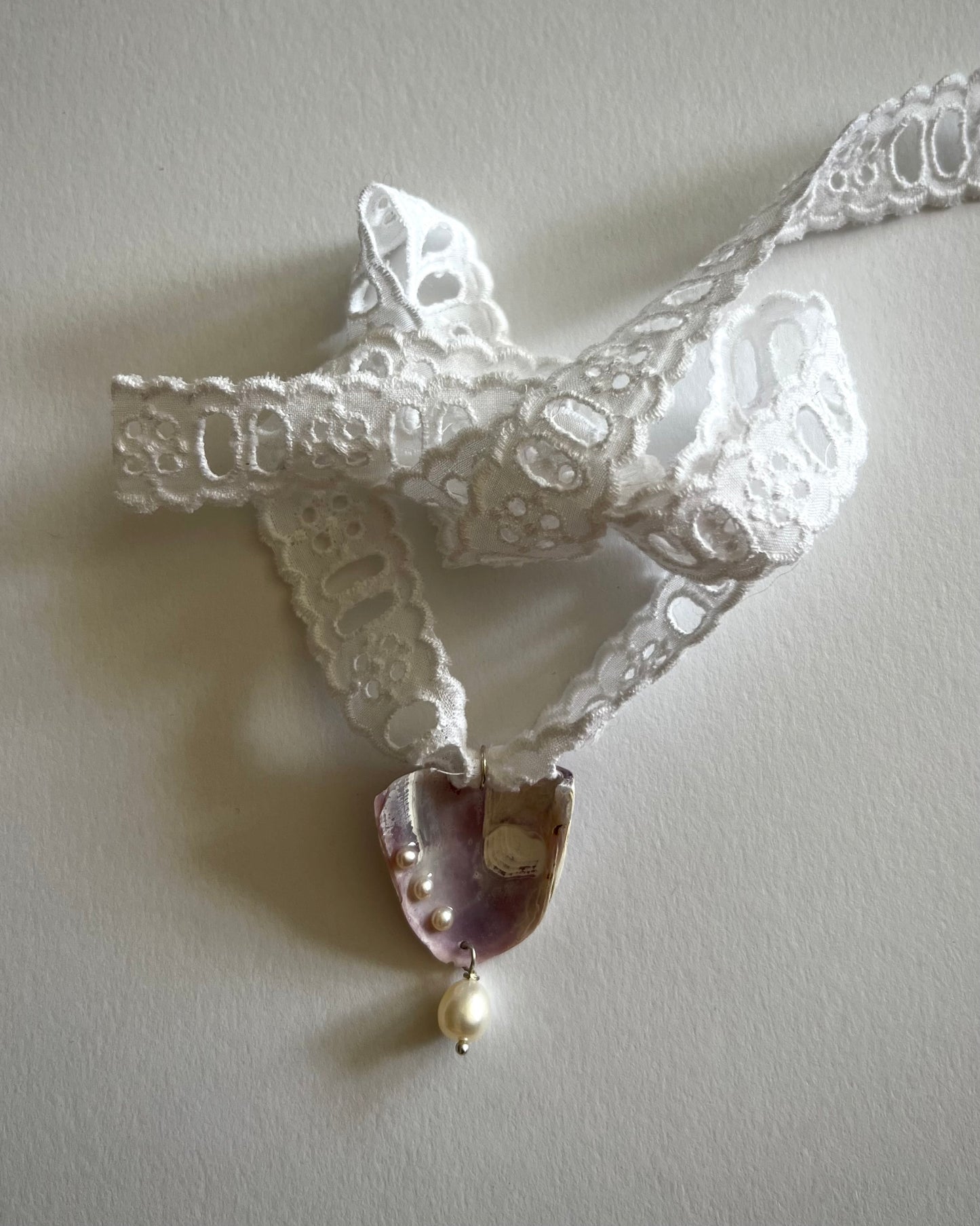 SHELL RIBBON PENDANT