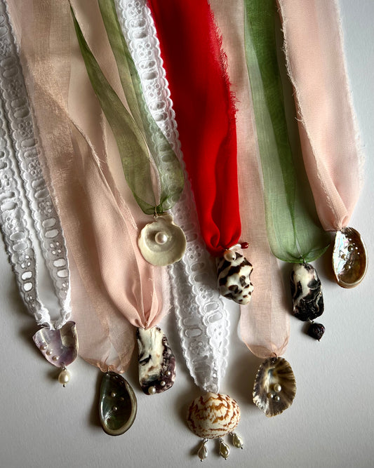 SHELL RIBBON PENDANT
