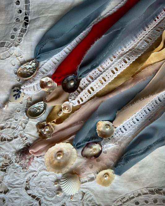SHELL RIBBON PENDANT