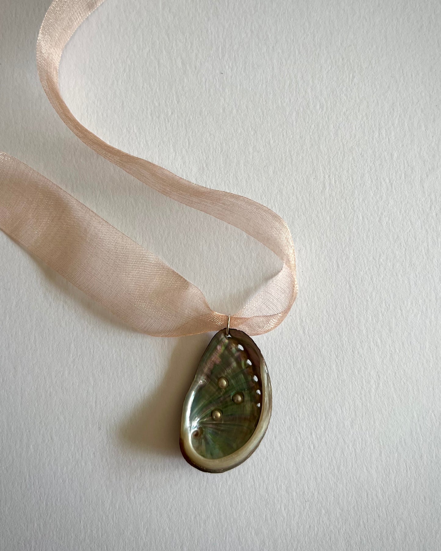 SHELL RIBBON PENDANT