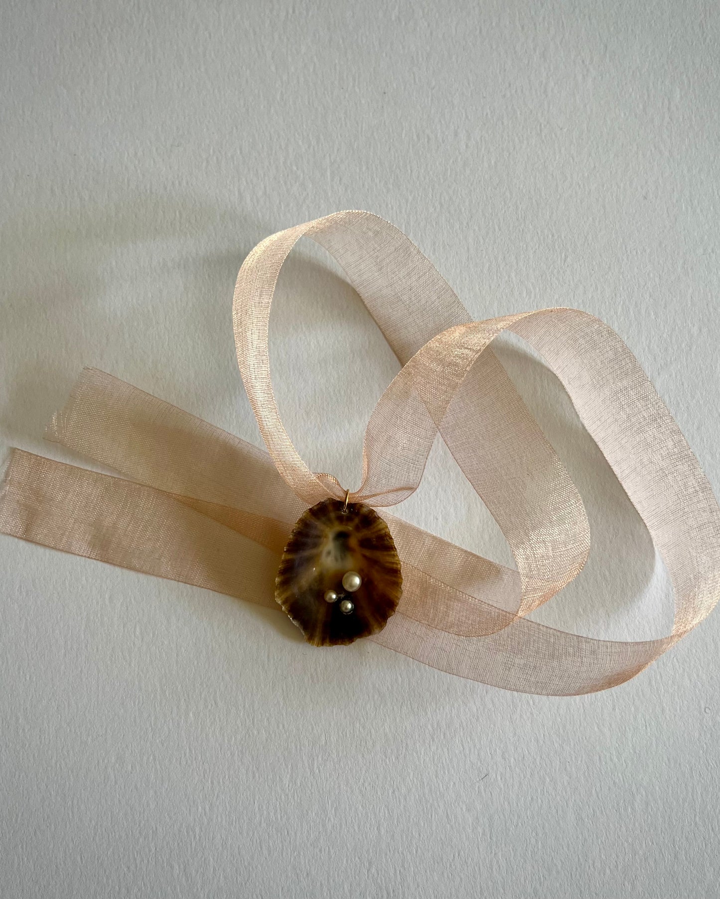 SHELL RIBBON PENDANT