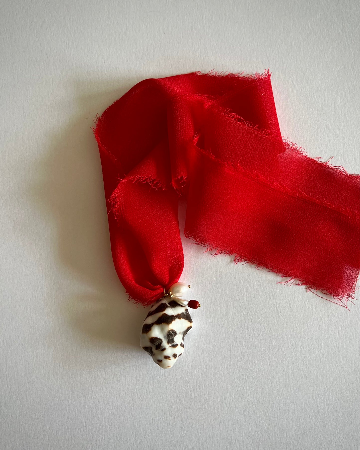 SHELL RIBBON PENDANT